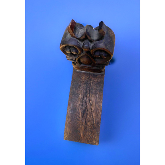 Hand Carved Mahogany Olde English Heraldic Motif Wooden Door Stop 8"x5.5"x3.5." - Picture 3 of 7